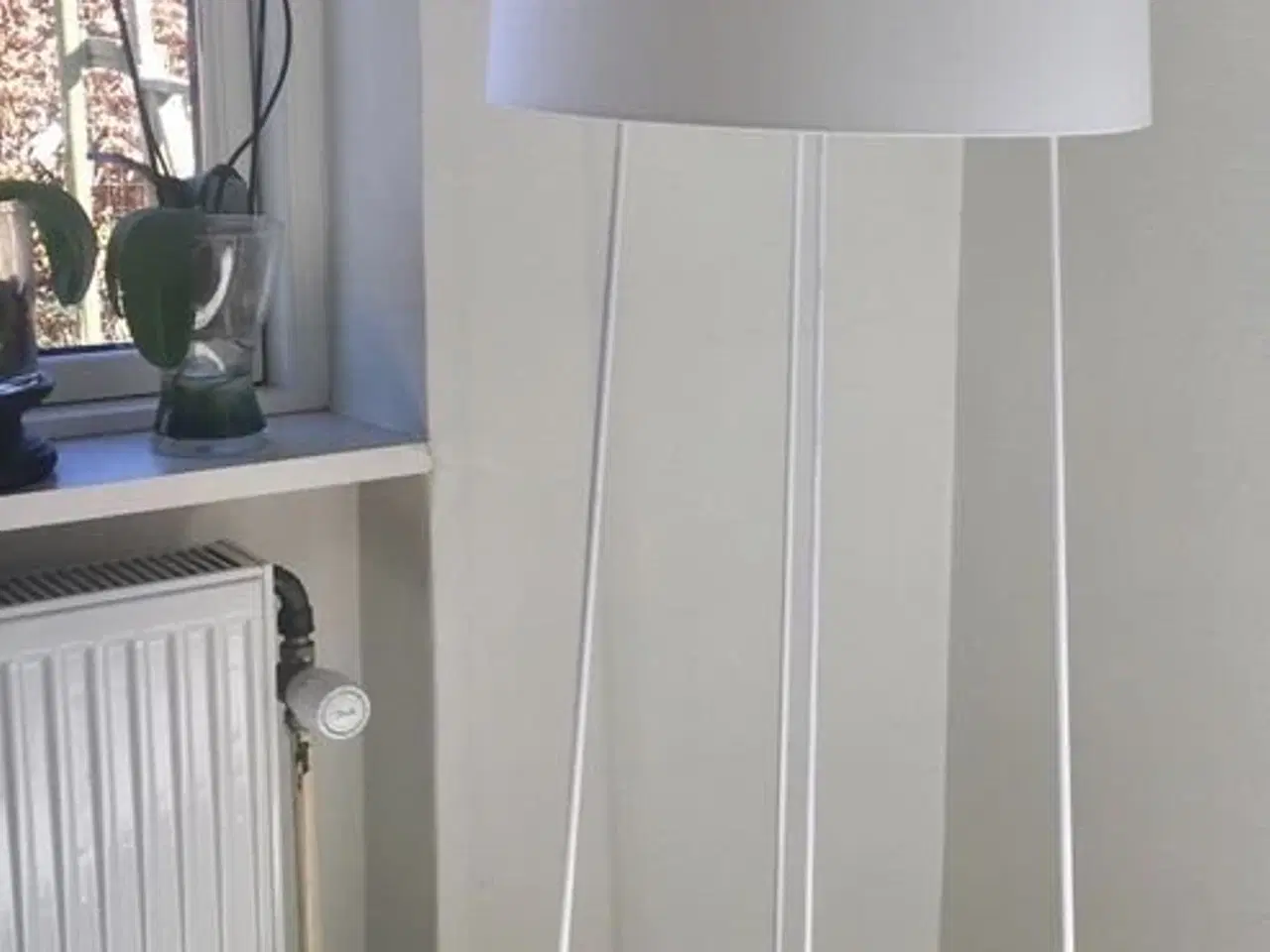 Billede 1 - HELT NY stor flot gulvlampe fra Frandsen lighting 