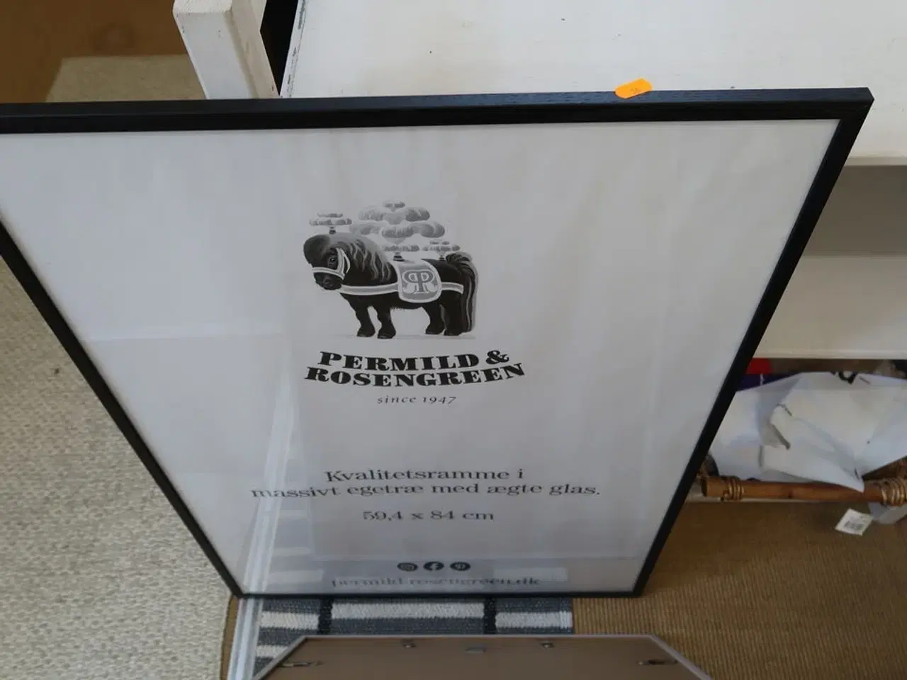 Billede 2 - Reol samt 2 stk. plakater