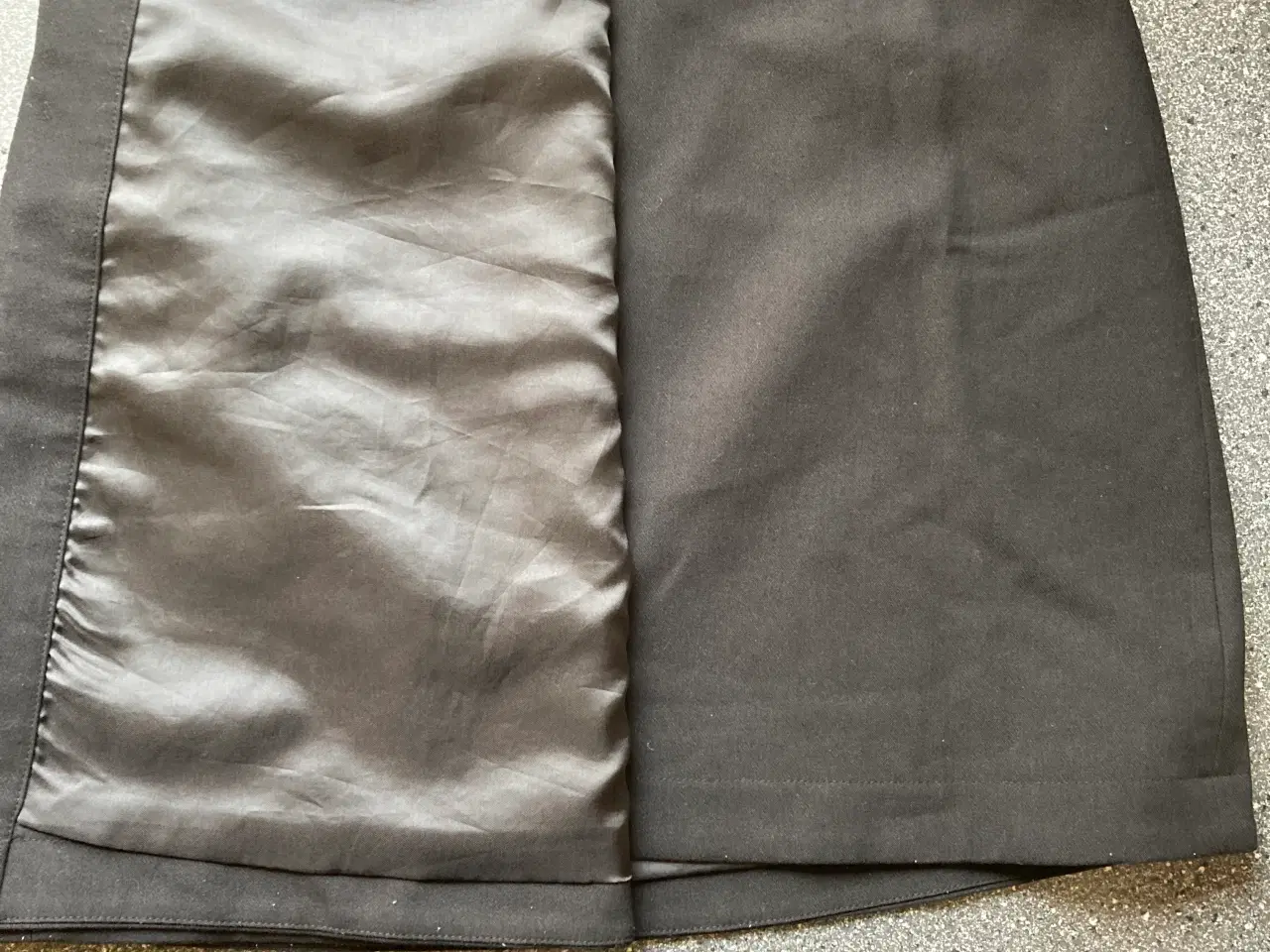 Billede 2 - Sort kort nederdel