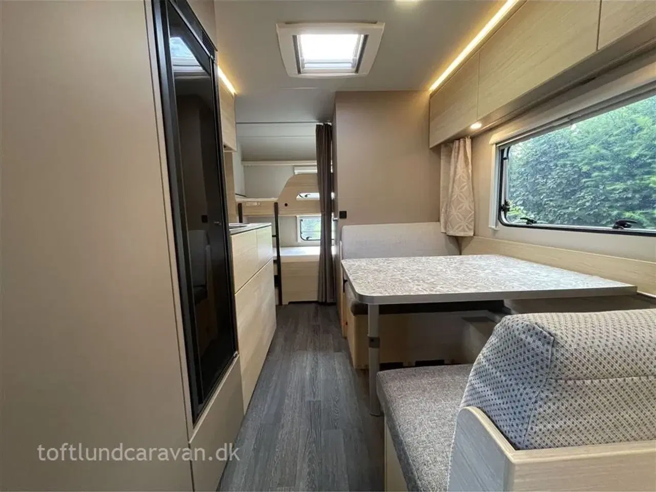 Billede 3 - 2024 - Weinsberg CaraCito 470 QDK E-power   Fremtræder som NY, LAV VÆGT KUN 955 KG, 6 SOVEPLADSER m/ FULDAUT. MOVER + KLIMA + udstyr.