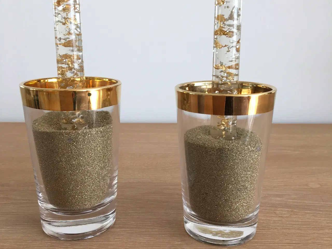 Billede 8 - 2 glas lysestager med gyldent kant og sand i gylde
