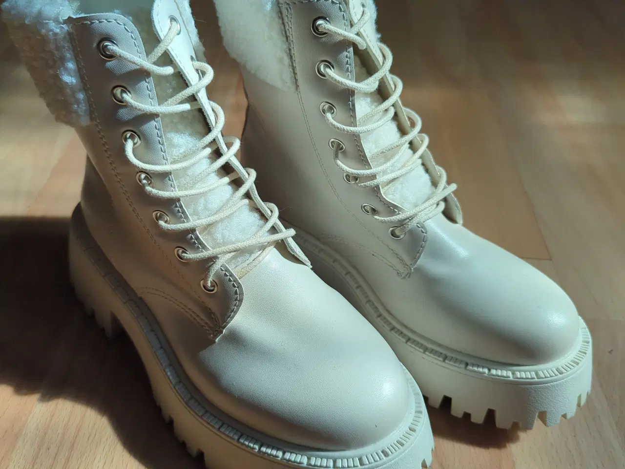 Billede 2 - Støvler i hvid kunstlæder