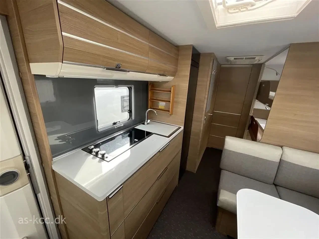 Billede 10 - 2020 - Adria Adora 573 PT Supreme edition   Adria Adora 573 PT Supreme Edition årg. 2020 7 sovepladser, 5 siddepladser. Køjer, dobbeltseng, rundsiddegruppe,  mover, solceller