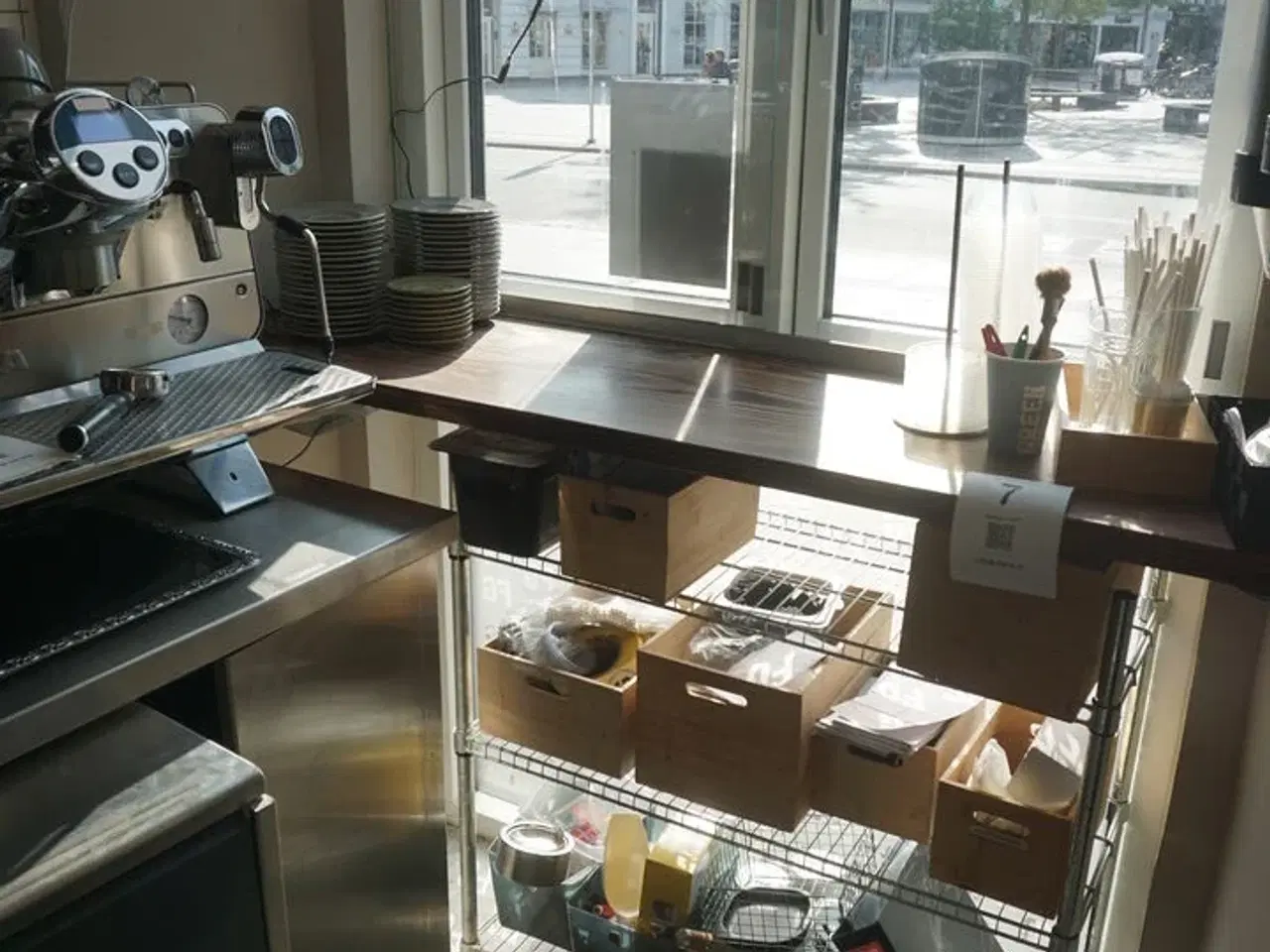 Billede 2 - Arbejdsbord med indhold