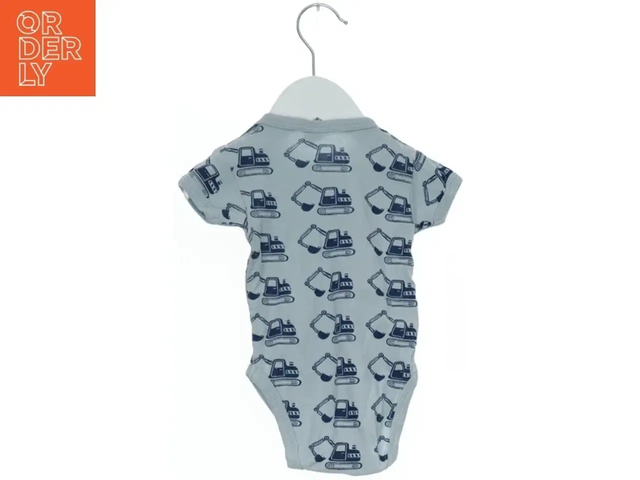 Billede 2 - Baby bodystocking med skovlmaskine print fra Little One (str. 68)