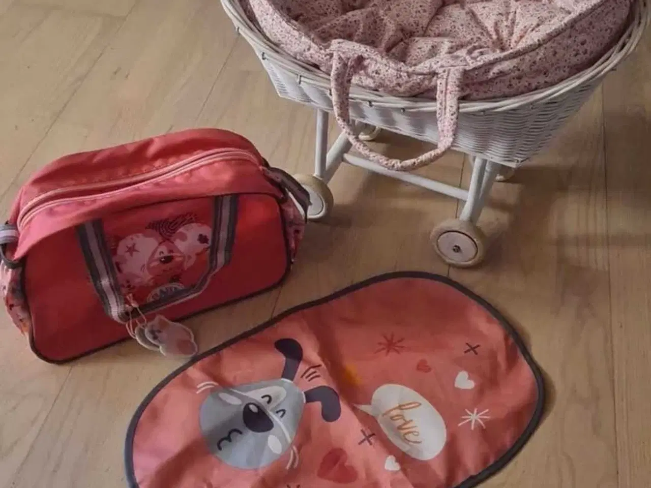 Billede 1 - Dukke seng og pusletaske