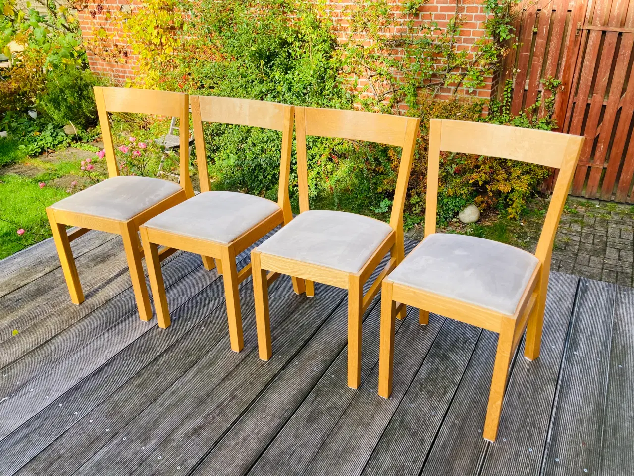 Billede 1 - 4 stk spisestuestole i massivt træ
