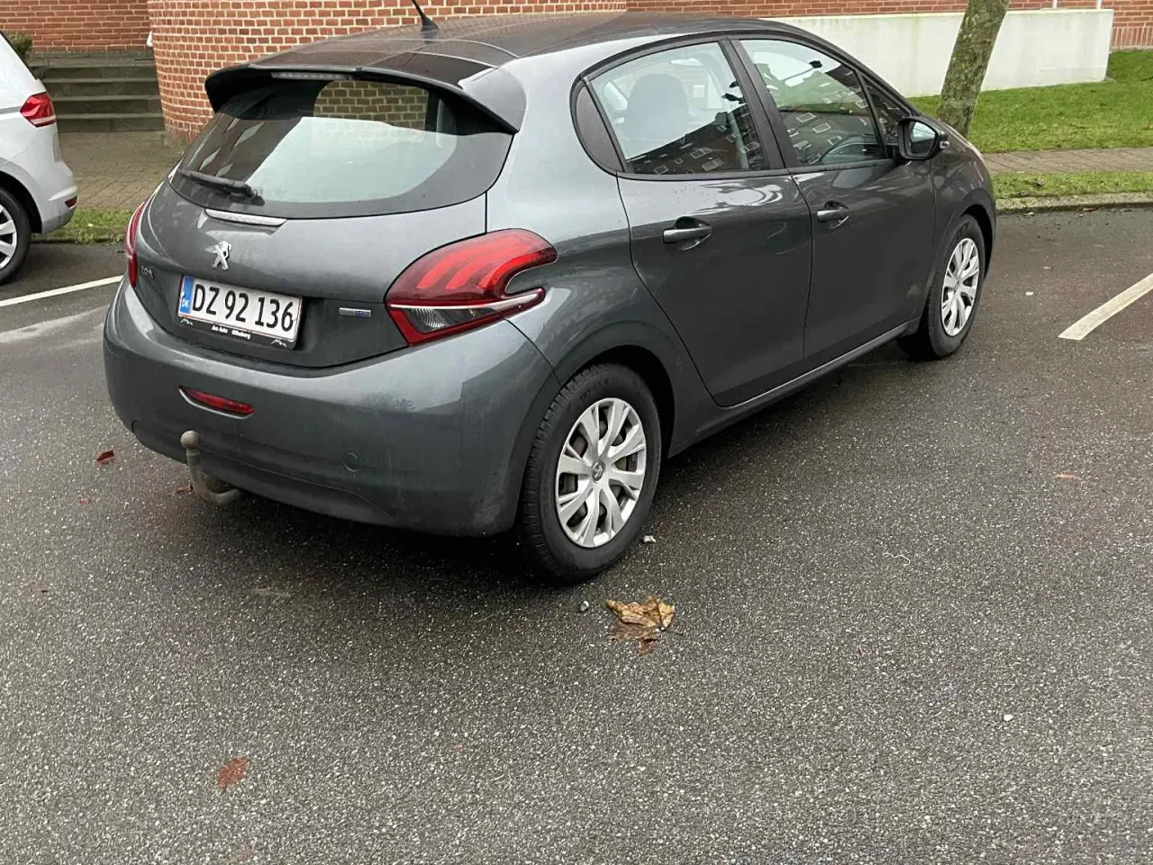 Billede 4 - Flot og velholdt Peugeot 208. Nysynet. 2 sæt hjul