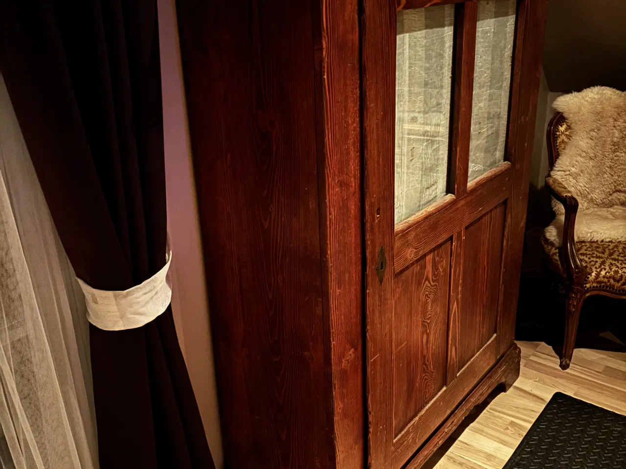 Billede 2 - Skab i mørk træ med låge 