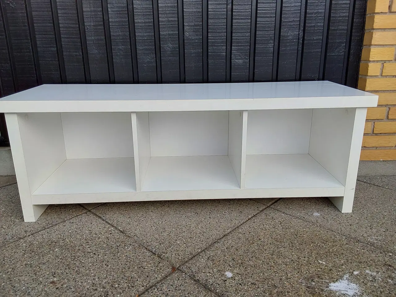 Billede 1 - Lav reol med tre rum tv/opbevaring hvid