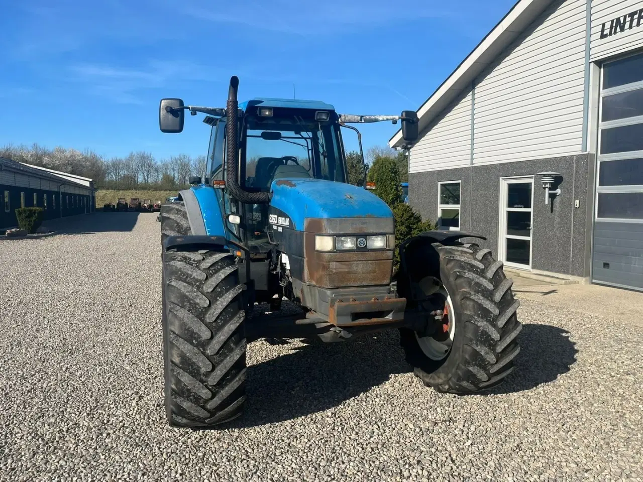 Billede 17 - New Holland 8360 med 4stk fabriksnye dæk til.  Super stærk traktor.