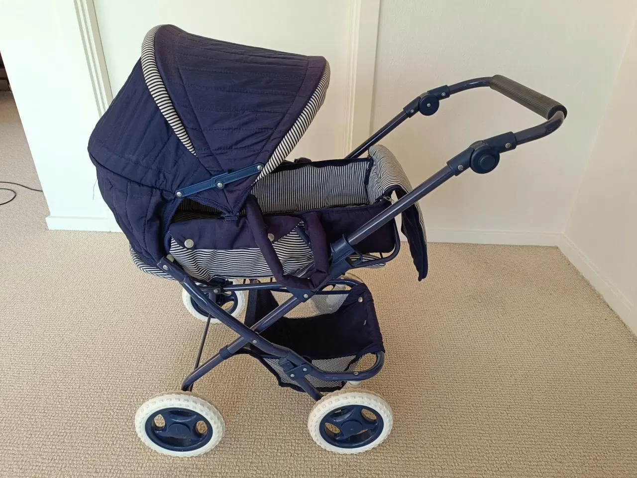 Billede 1 - Flot dukkevogn med justerbart håndtag