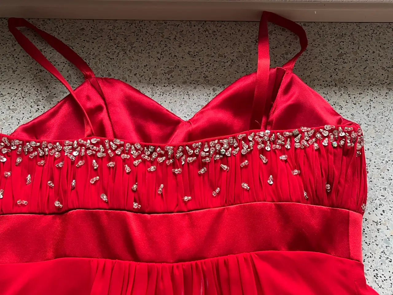 Billede 2 - Rød med pynte sten bar ryg