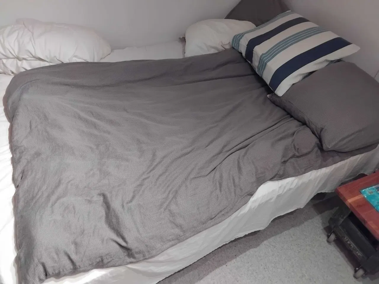 Billede 1 - 140 cm seng. Fin trekvart seng boxseng
