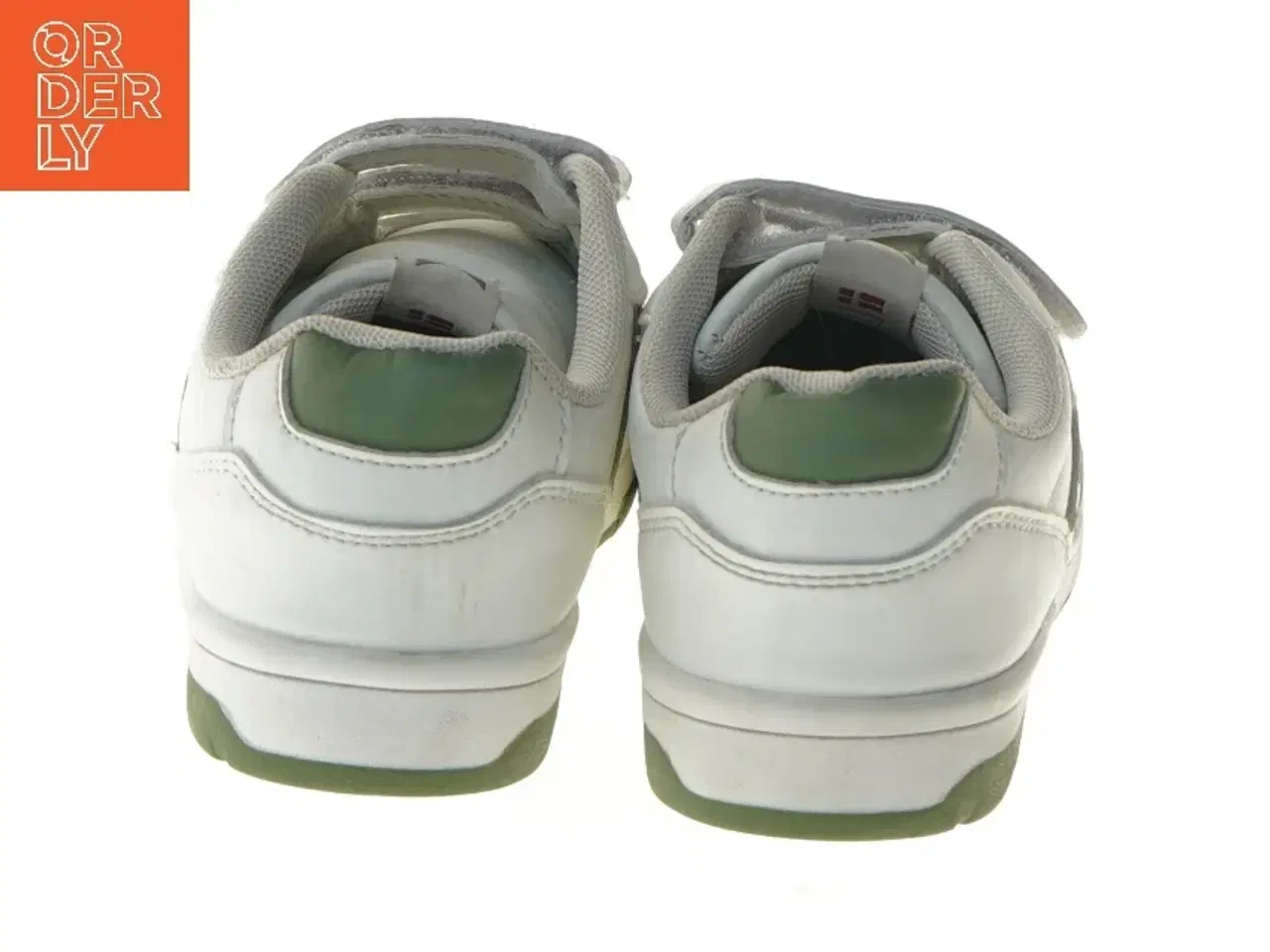 Billede 4 - Hvide sneakers med grønne detaljer fra Hummel (str. 33 )