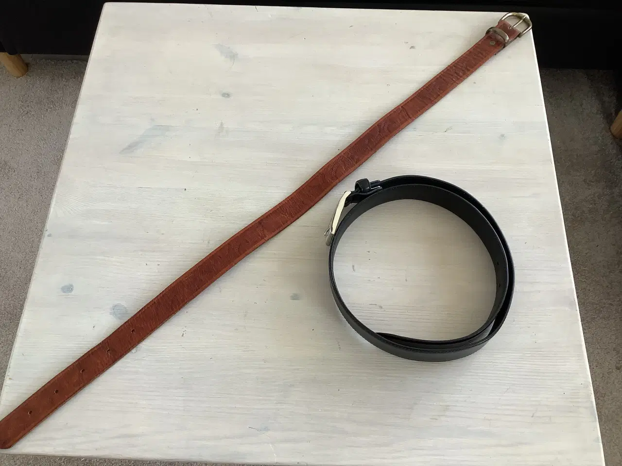 Billede 1 - Sort bælte og brun læderbælte.