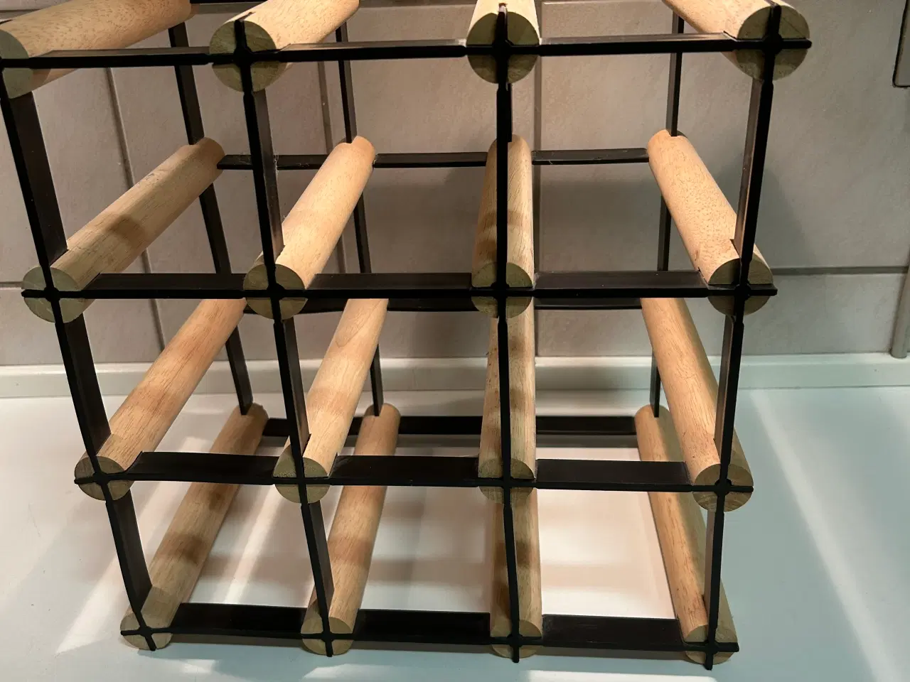 Billede 2 - Vinreol til 12 flasker lysttræ med sort stokke