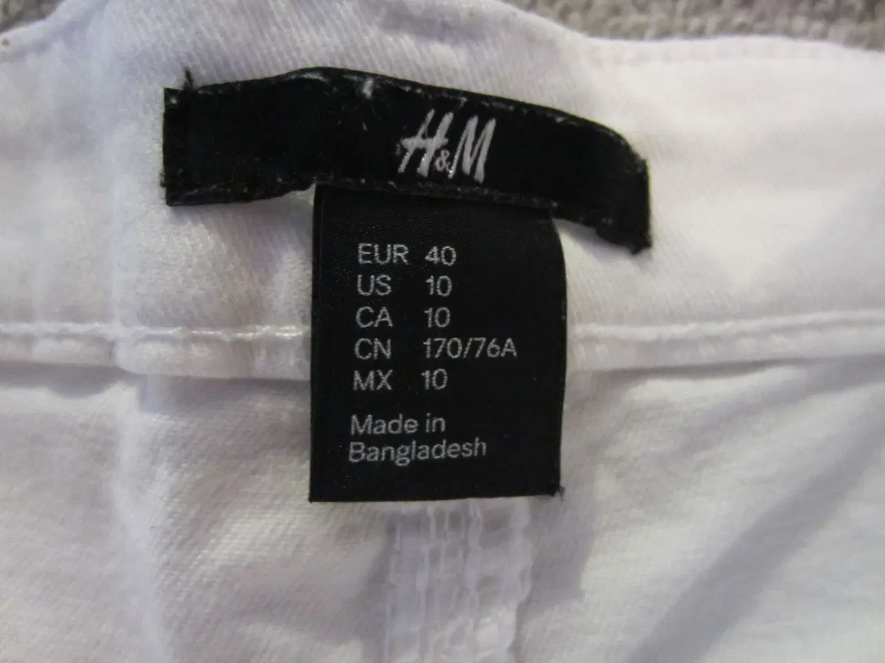 Billede 2 - Smarte hvide Shorts i str. 40 fra H&M