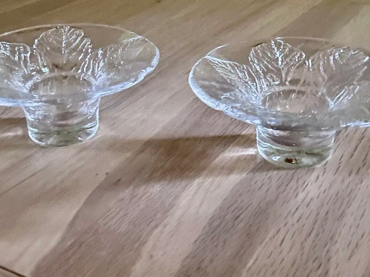 Billede 1 - 2 stk Kosta Boda fyrfadsstager – “Party” serien, b