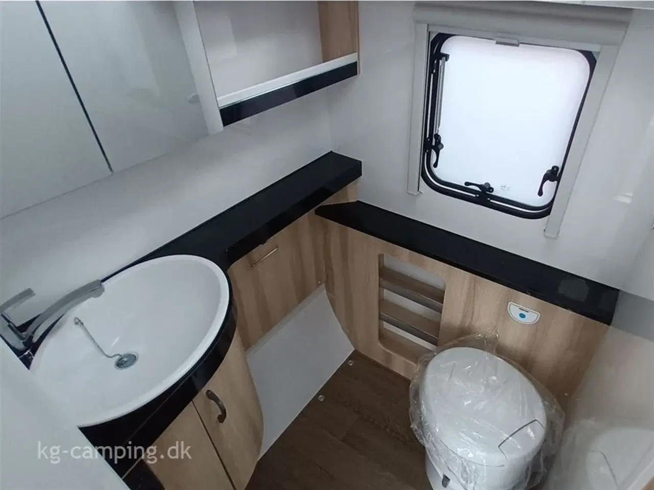 Billede 13 - 2025 - Hobby De Luxe 460 SFf   Populær rejsevogn med fritstående dobbeltseng. Kan opvejes til 1.500 KG.