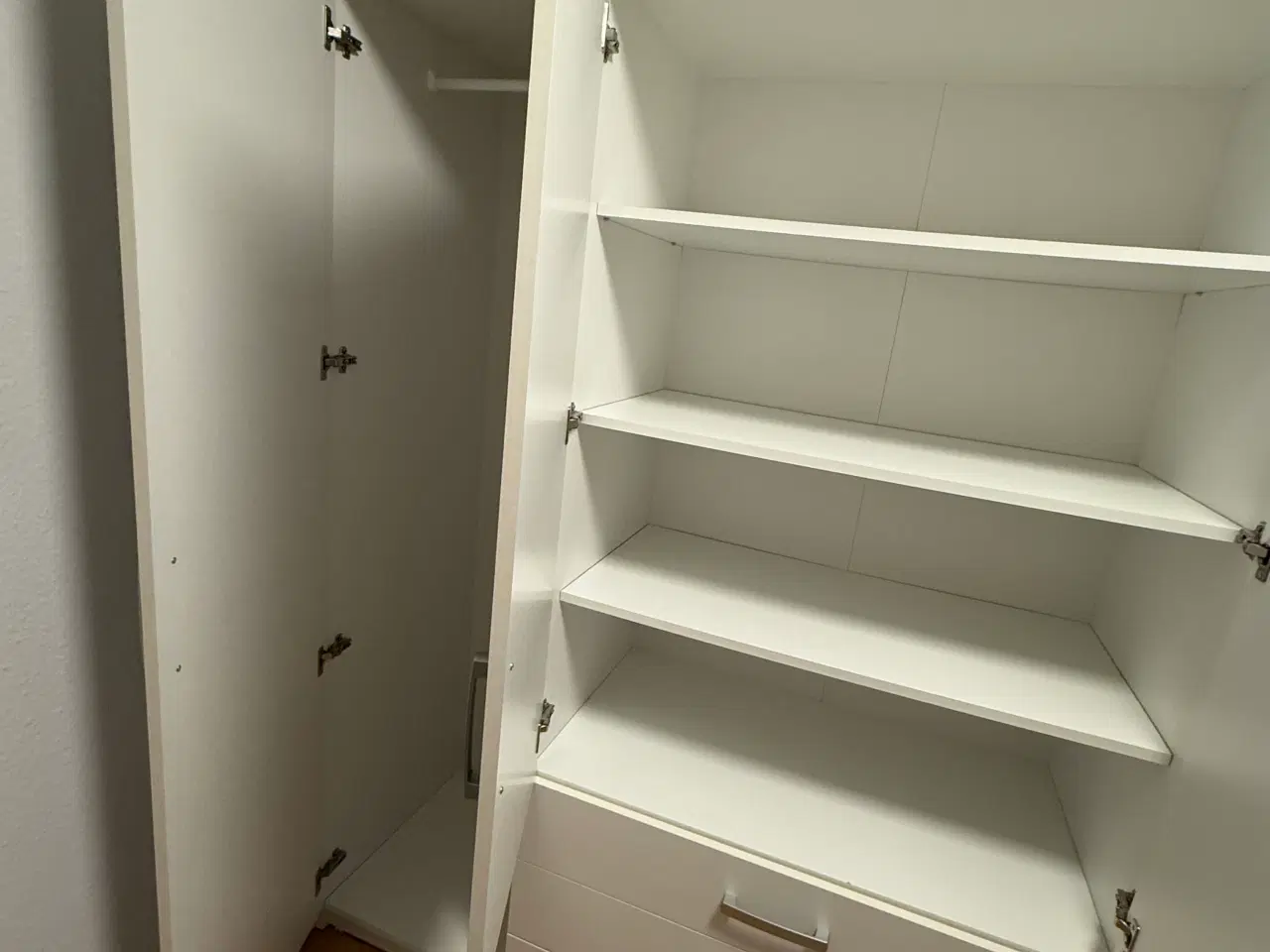 Billede 2 - Vellerup garderobeskab fra Jysk i flot stand