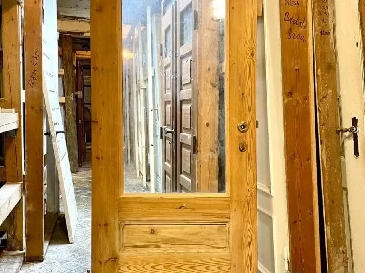 Billede 2 - Smuk glasdør m. fyldninger (u. karm)