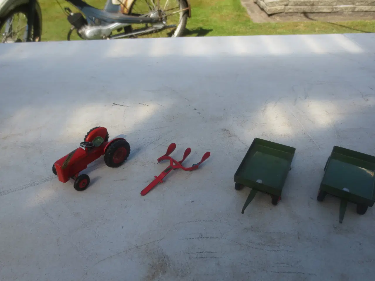 Billede 1 - 1 stk Tekno Traktor med plov og 2 vogne 