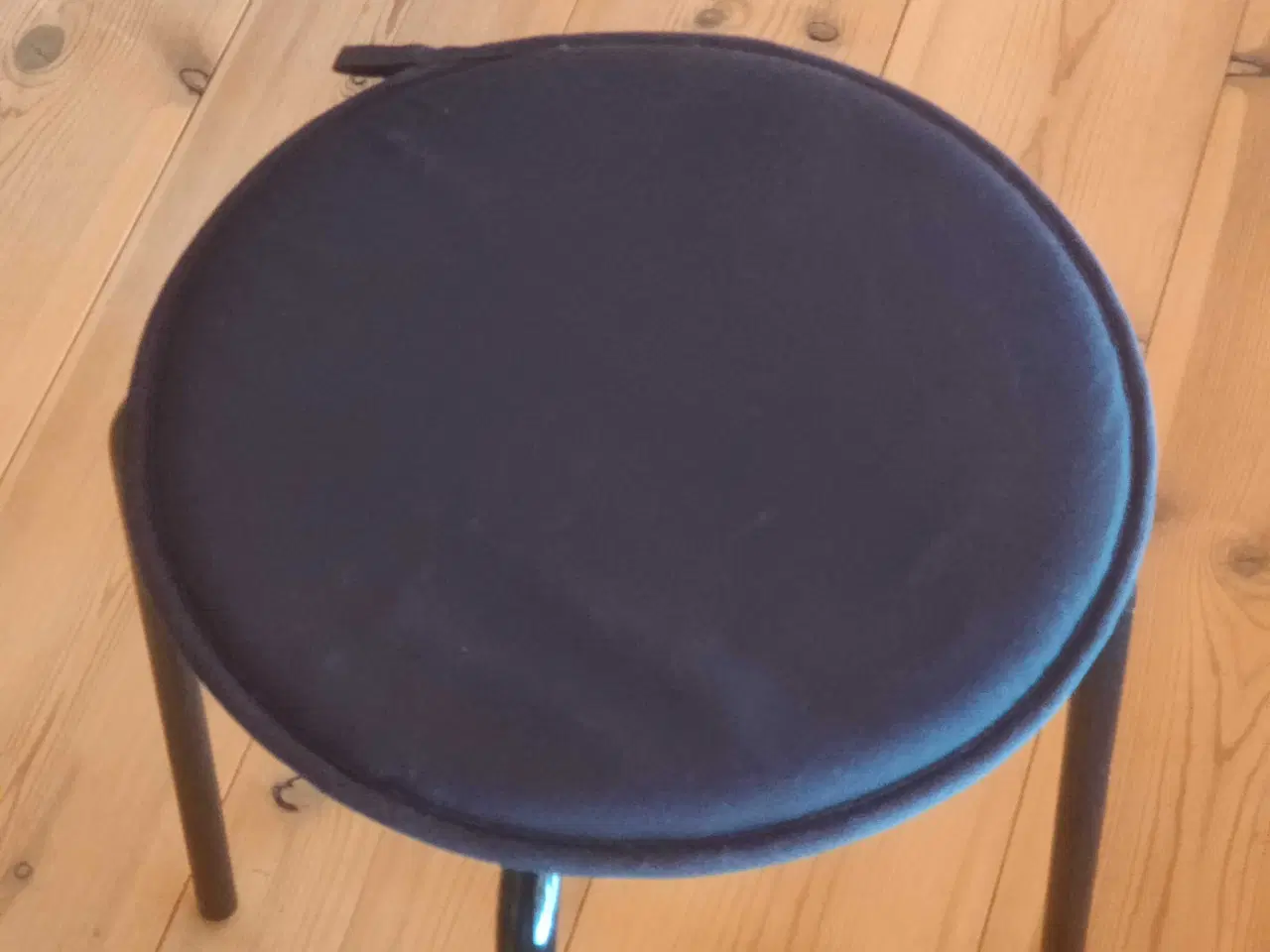 Billede 5 - Skrivebord, 2 skamler og kontorstol