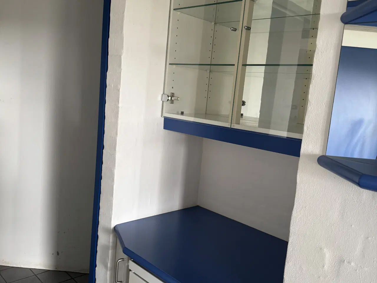 Billede 4 - Bar / receptionsdisk hvid med blå detaljer