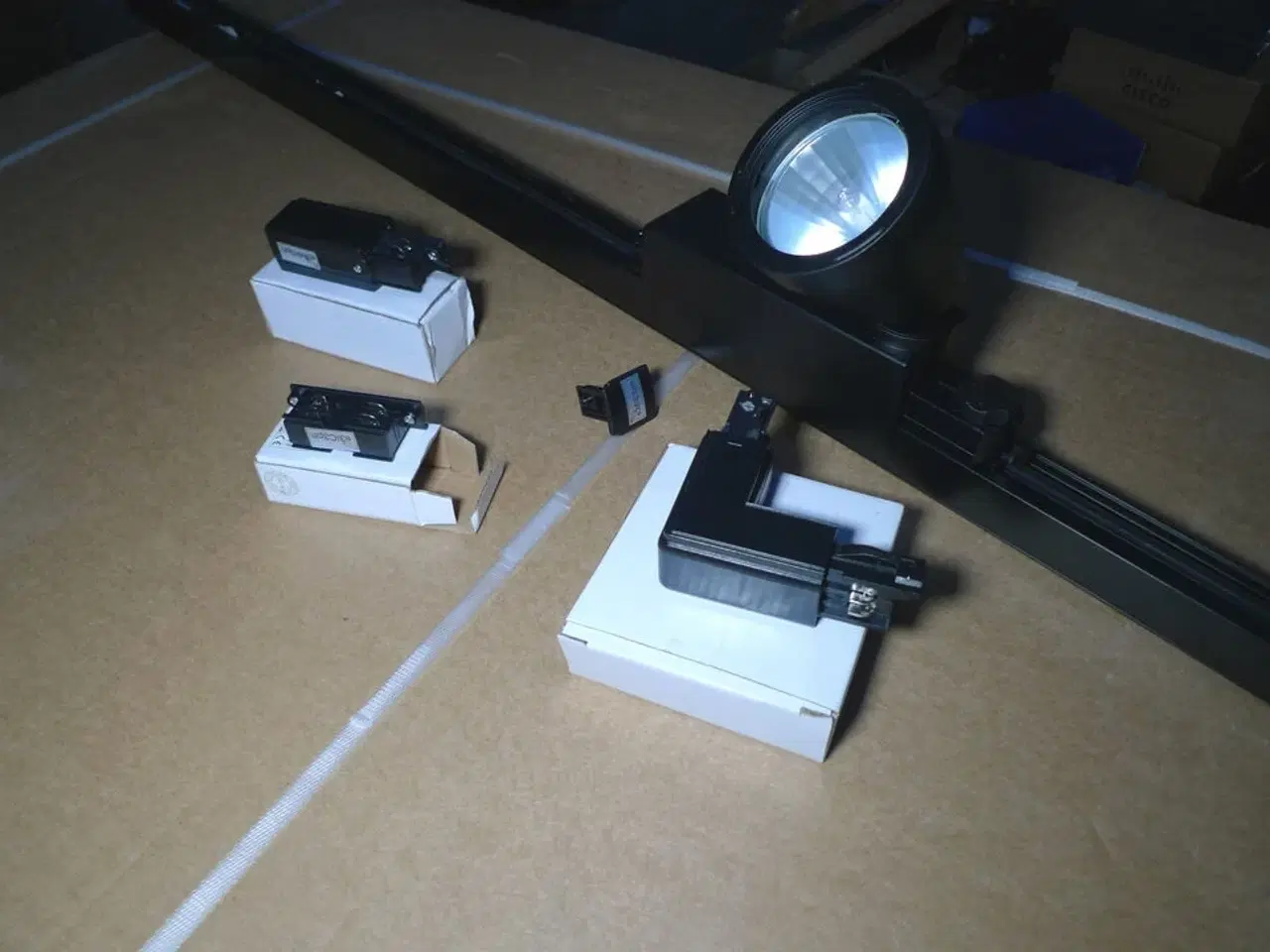 Billede 5 - 230V lysskinne 300cm sort m/4 stk. lamper + monteringstilbehør