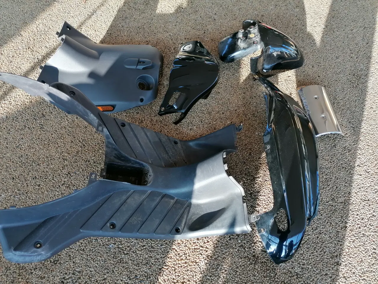 Billede 2 - Brugte sorte skjolde  Derbi Anlantis scooter. Se% 