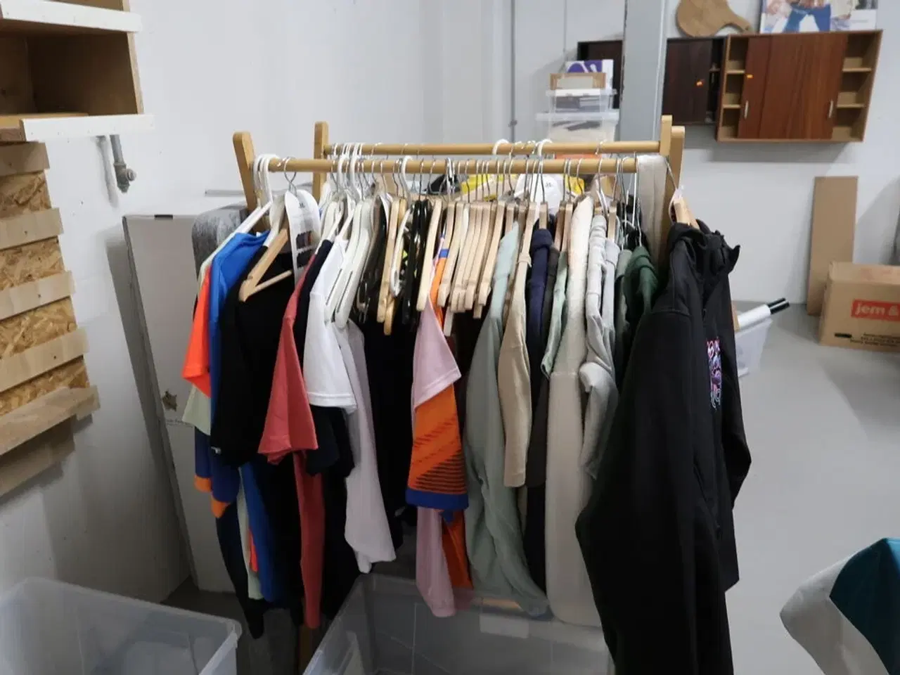 Billede 13 - Stole, borde, tøjstativer med div. Tøj m.m.