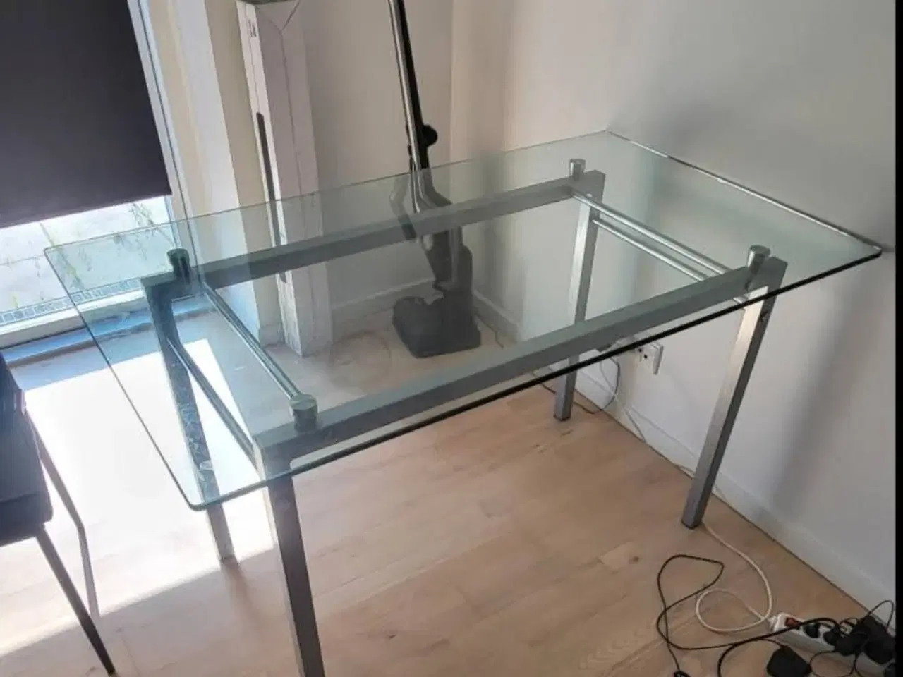 Billede 4 - Spisebord med glasplade