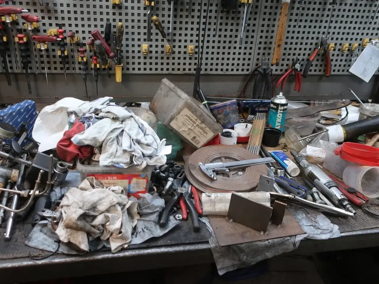 Billede 5 - Arbejdsbord med skruestik, værktøjstavle med div. Værktøj m.m.