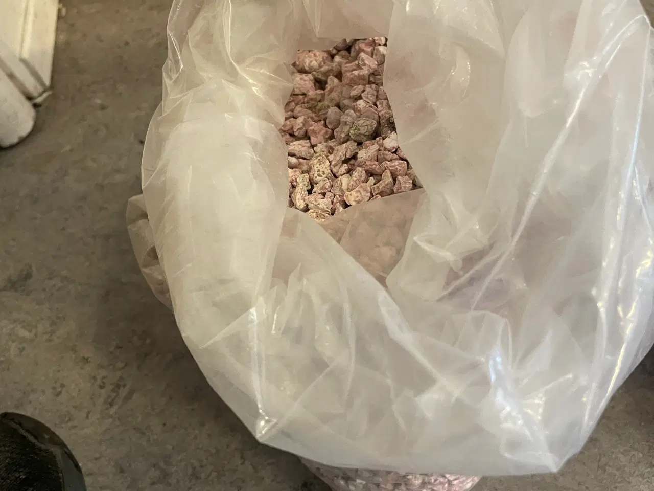 Billede 2 - Granit skærver lyserød i sække til 100 l akvarie