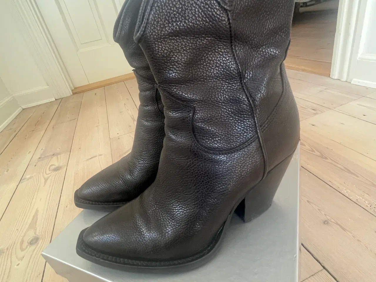 Billede 5 - Bukela sort skindstøvle 