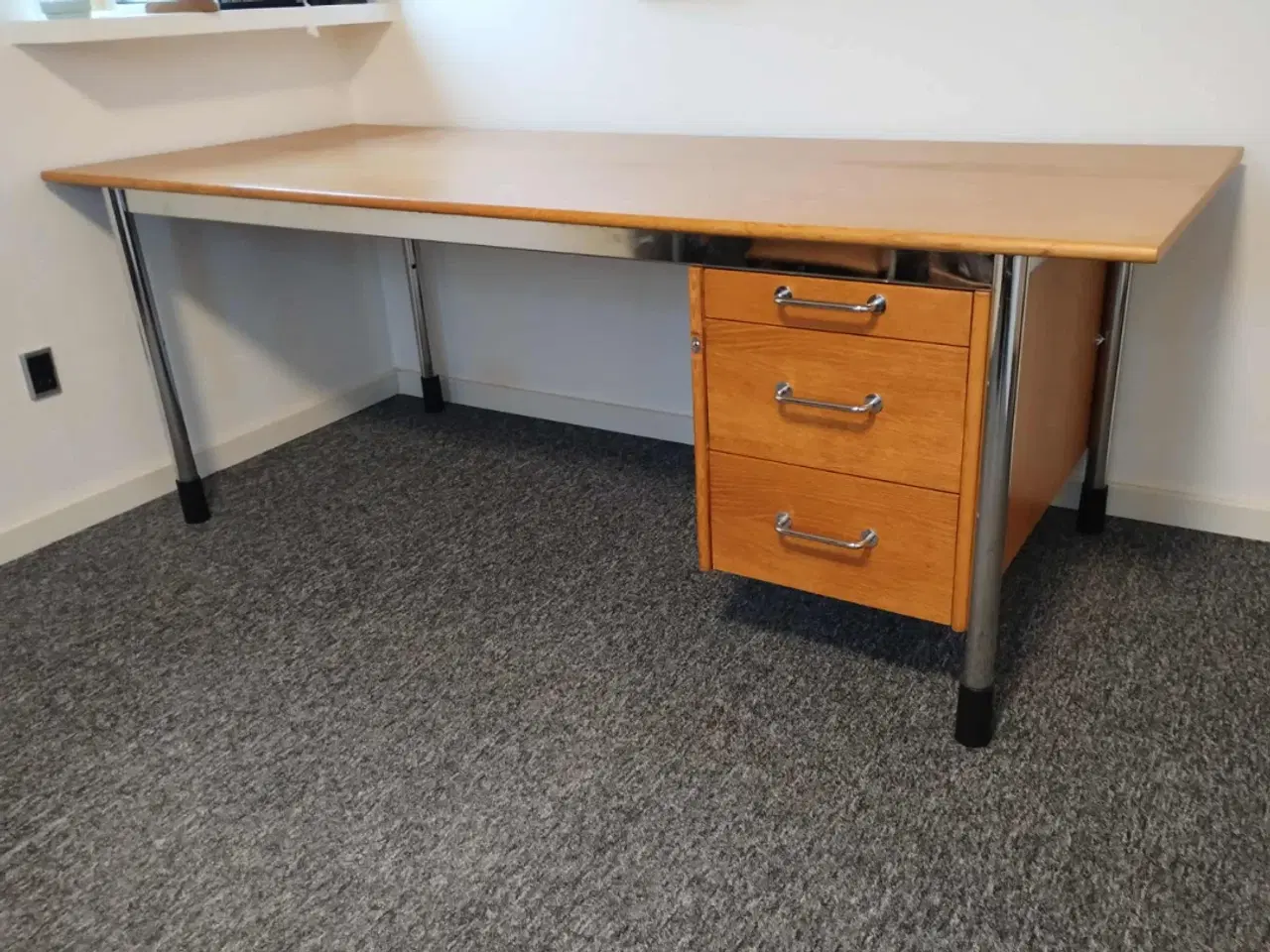 Billede 1 - Stort kraftigt skrivebord.