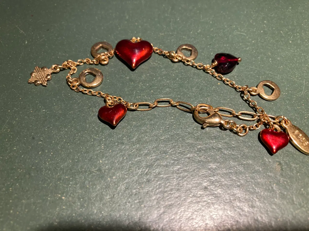 Billede 2 - PILGRIM armbånd med røde hjerter og gyldne ringe 
