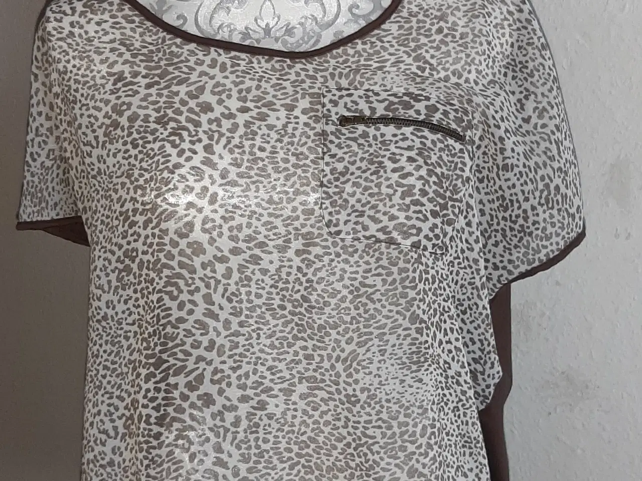 Billede 3 - Bluse.m. Leopard print./ størrelse:Medium