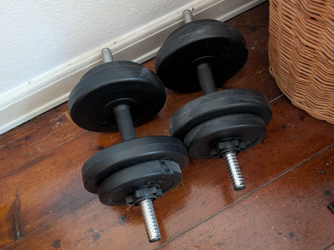 Billede 3 - Træningsbænk med stang, og vægte