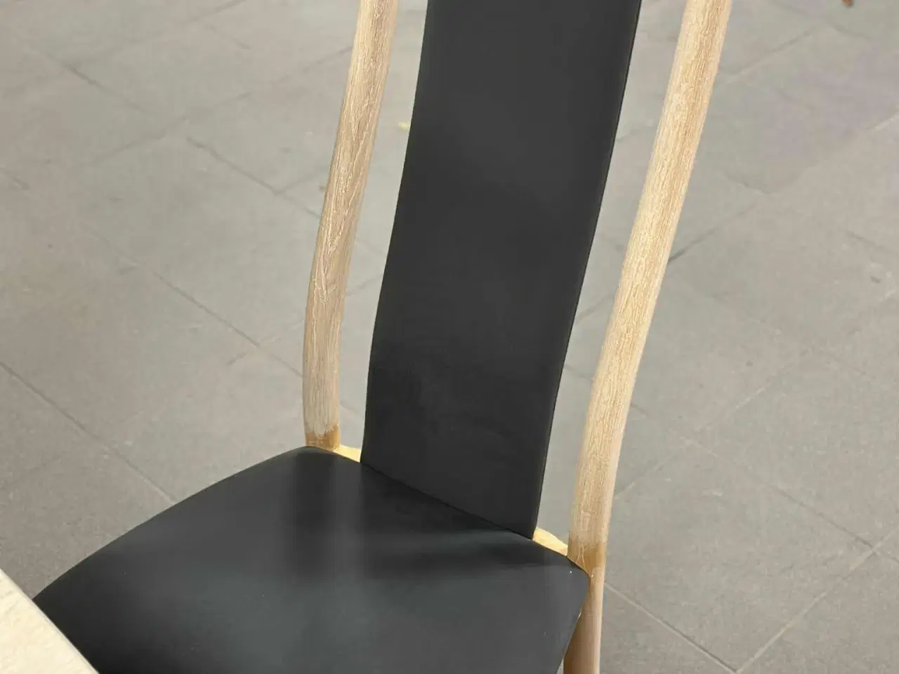 Billede 2 - Spisebord med fire stole sælges.