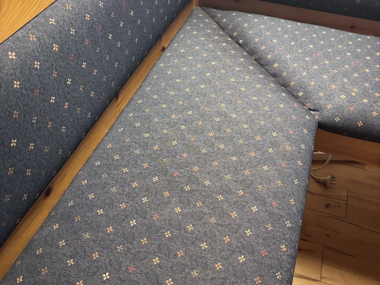 Billede 2 - Hjørnebænk - spisebord - stole