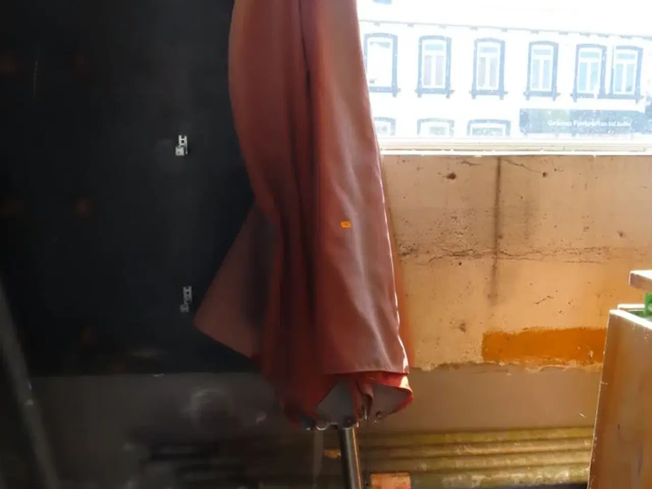 Billede 2 - Foldbart kryds ståbord med parasol