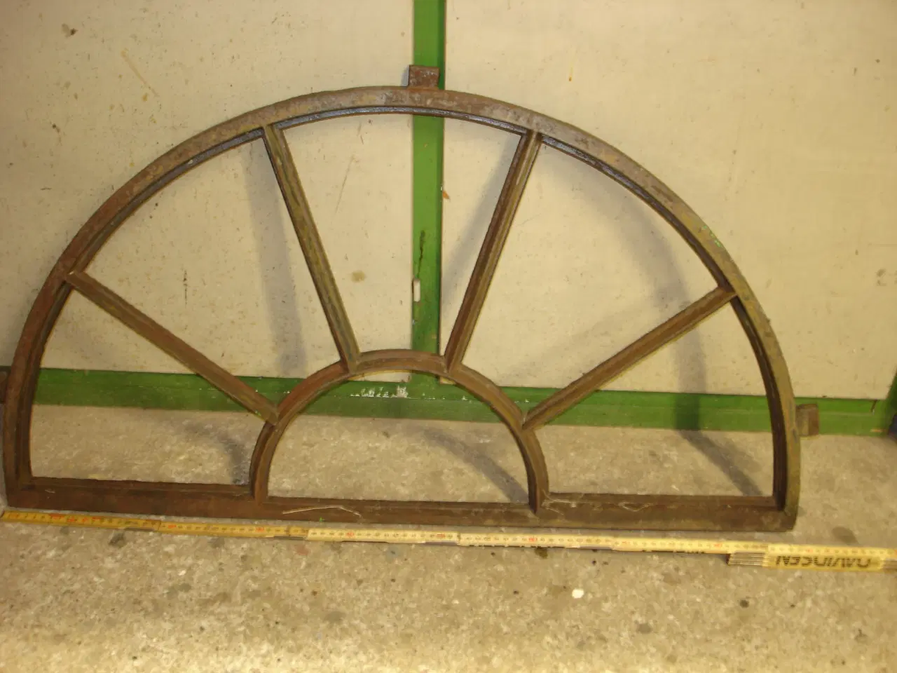 Billede 2 - Gammelt støbejerns vindue med spejl