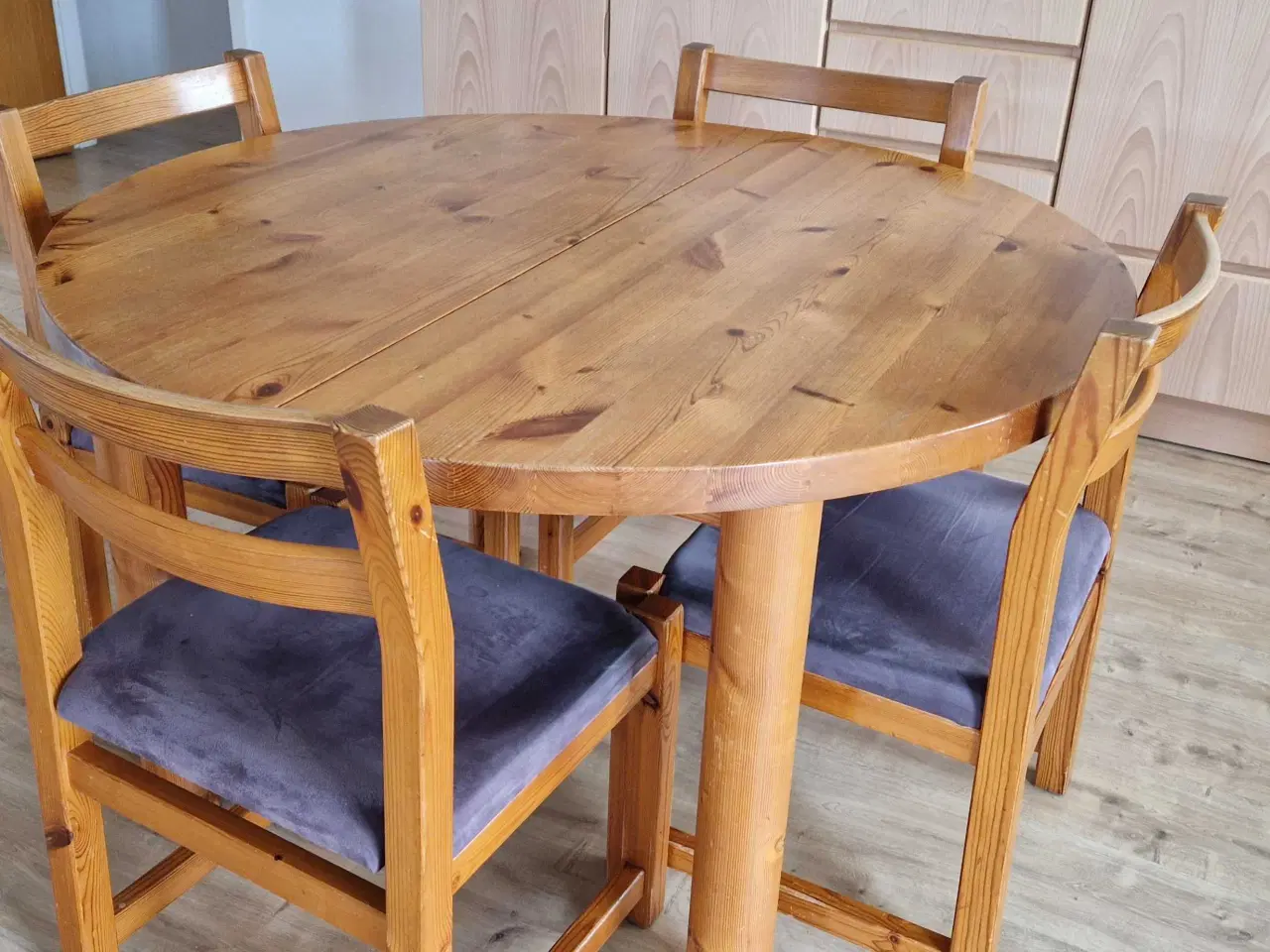 Billede 1 - Rundt massivt fyrretræsbord + 4 stole