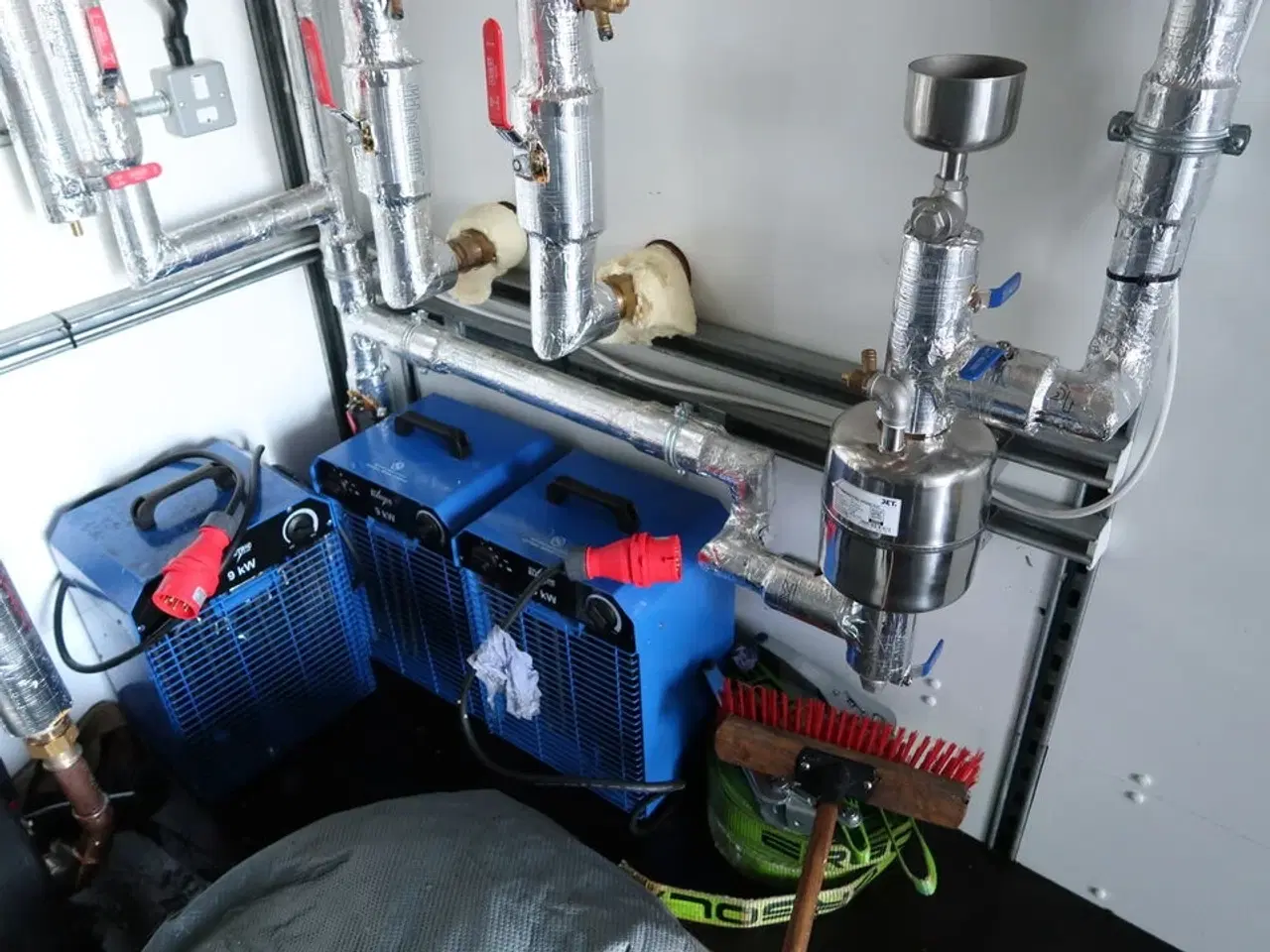 Billede 36 - 20 fods isolering container indrettet som testcenter af overskudsvarme (læs beskrivelse)