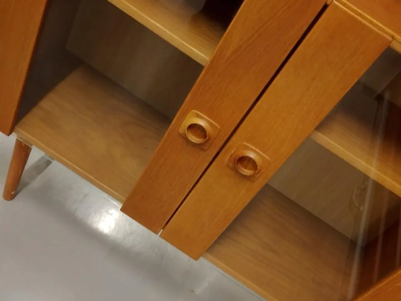 Billede 4 - Høl smal teak skab