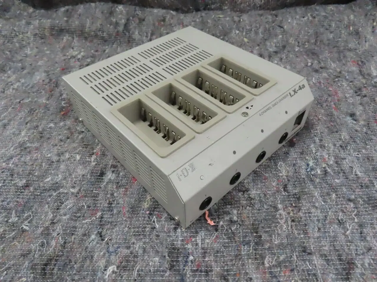 Billede 1 - Oplader til 4 Batterier - I.D.K LX-4a (MOMSFRI)