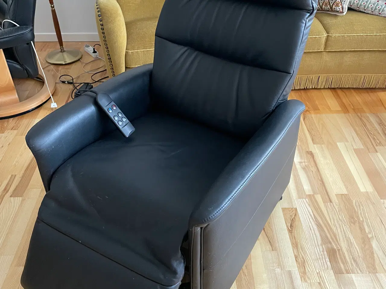 Billede 2 - Lænestol med stå-op-hjælp og fodstøtte