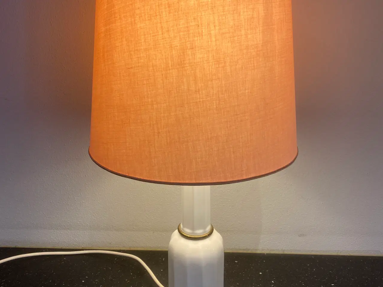 Billede 1 - Gammel, smuk hvid Heiberg bordlampe med messing.